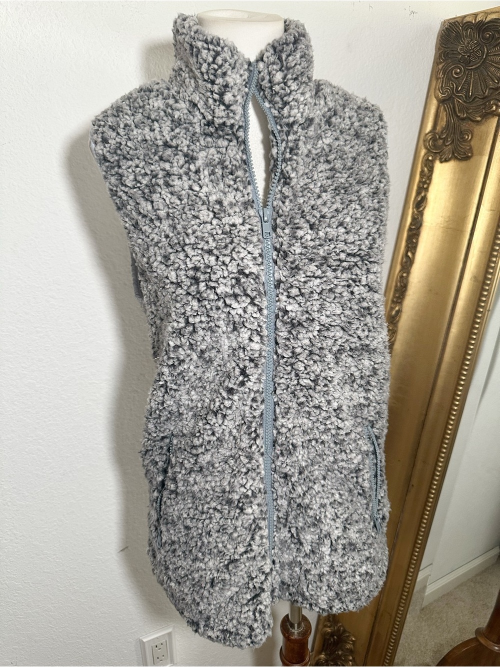 New Merokeety Amazon Faux Sherpa Fleece Lightweight Zipper Vest in Dark Gray $50